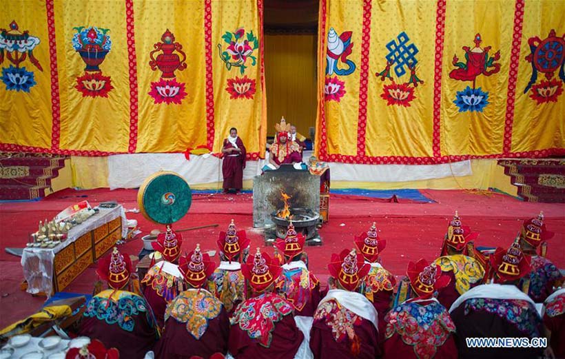 Monges assistem ao ritual religioso no Mosteiro Zhaxi Lhumbo no Tibete