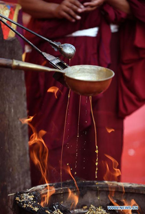 Monges assistem ao ritual religioso no Mosteiro Zhaxi Lhumbo no Tibete