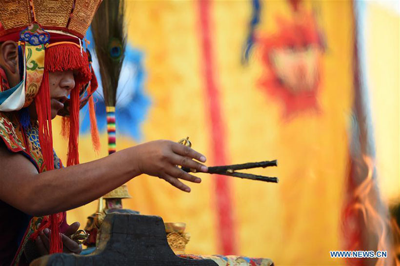 Monges assistem ao ritual religioso no Mosteiro Zhaxi Lhumbo no Tibete