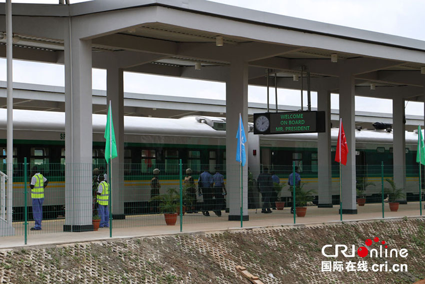 Primeira ferrovia de bitola padrão de África assistida pela China entra em funcionamento