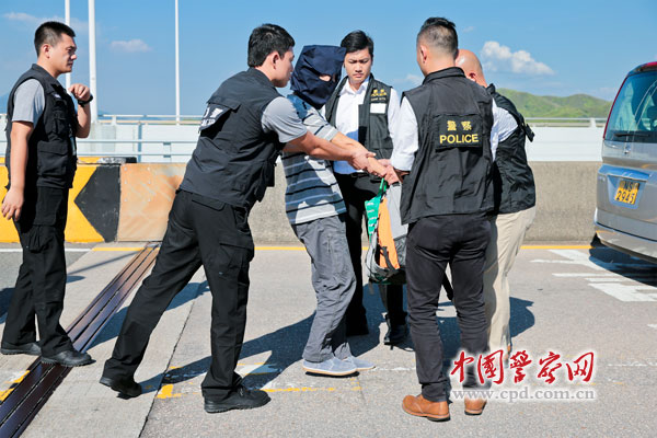 Polícia da parte continental transfere suspeito de roubo e assassinato a Hong Kong