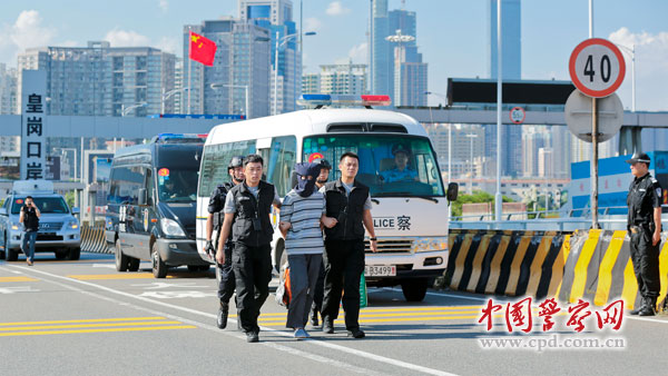 Polícia da parte continental transfere suspeito de roubo e assassinato a Hong Kong