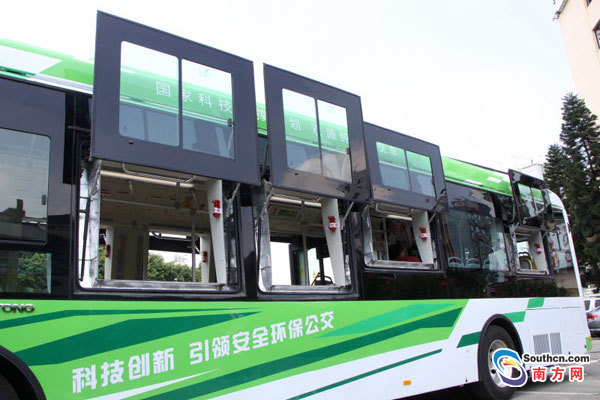 Novo ônibus no sul da China facilita fuga de emergência