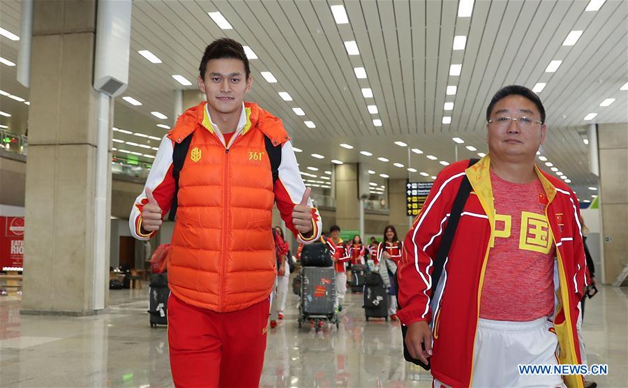 Equipe de natação da China chega ao Rio