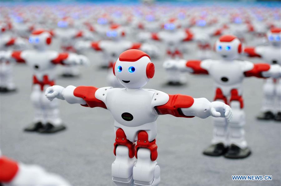 Robôs dançam juntos batendo recorde mundial
