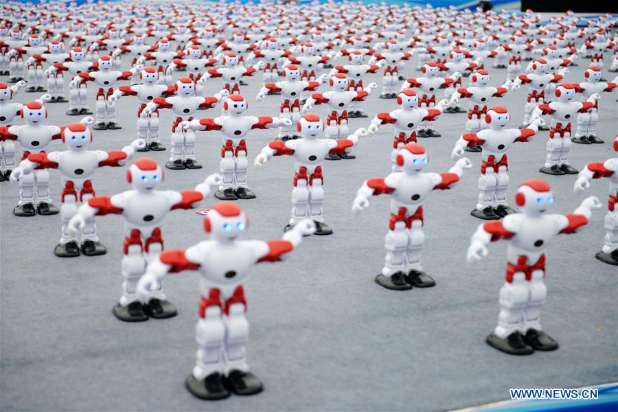 Robôs dançam juntos batendo recorde mundial