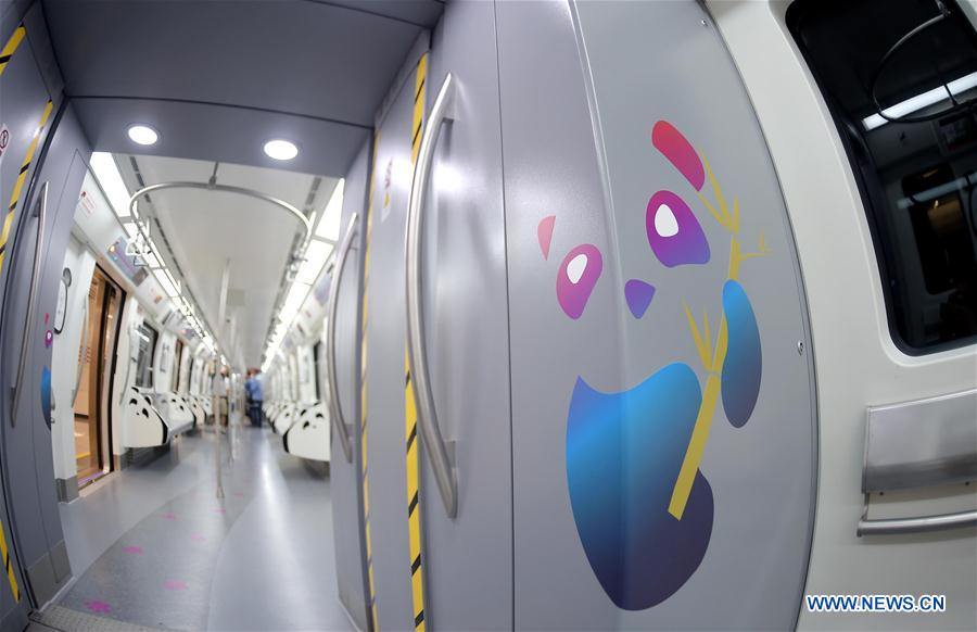 Trem com tema de panda é inaugurado em metrô em Chengdu