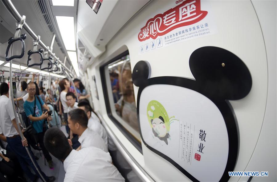 Trem com tema de panda é inaugurado em metrô em Chengdu