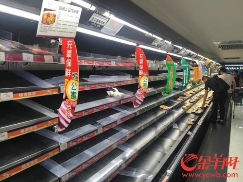 Cidadãos esgotam supermercados de Guangzhou antes da chegada do Tufão Nida