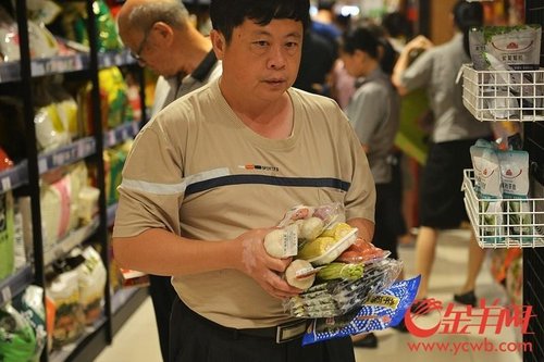 Cidadãos esgotam supermercados de Guangzhou antes da chegada do Tufão Nida