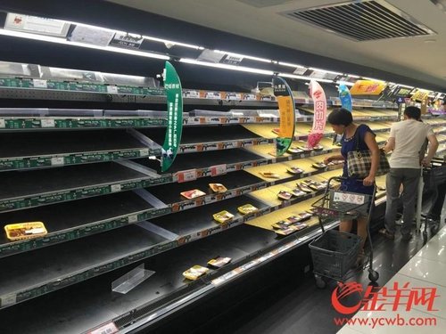 Cidadãos esgotam supermercados de Guangzhou antes da chegada do Tufão Nida