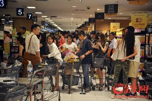 Cidadãos esgotam supermercados de Guangzhou antes da chegada do Tufão Nida