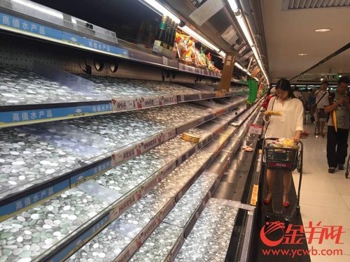 Cidadãos esgotam supermercados de Guangzhou antes da chegada do Tufão Nida