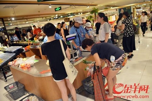 Cidadãos esgotam supermercados de Guangzhou antes da chegada do Tufão Nida