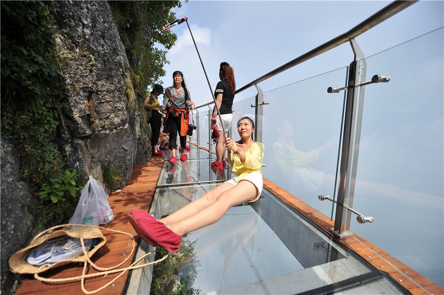 Impróprio para cardíacos! Ponte de vidro inaugurada na Província de Hunan