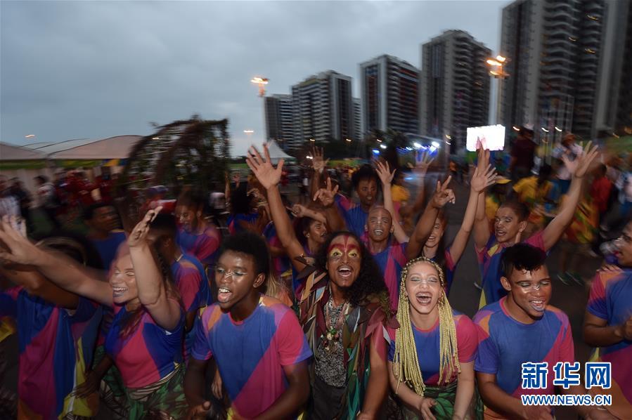 Vila Olímpica realiza cerimônia de hasteamento das bandeiras