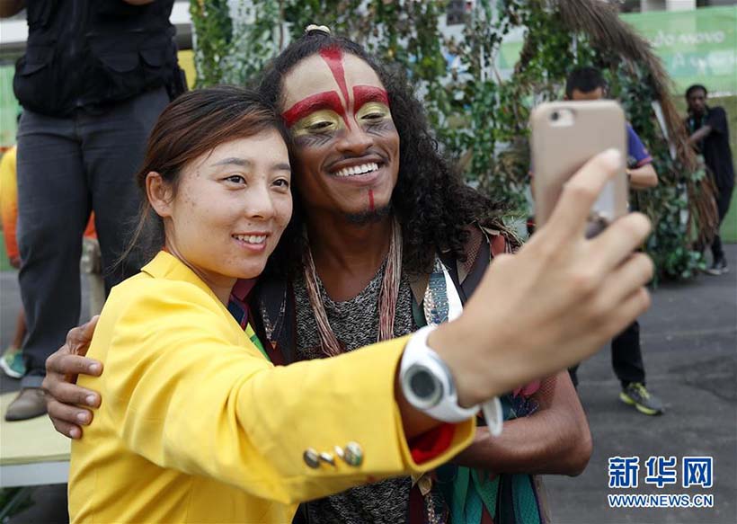 Delegação chinesa participa de cerimônia de hasteamento da bandeira na Vila Olímpica