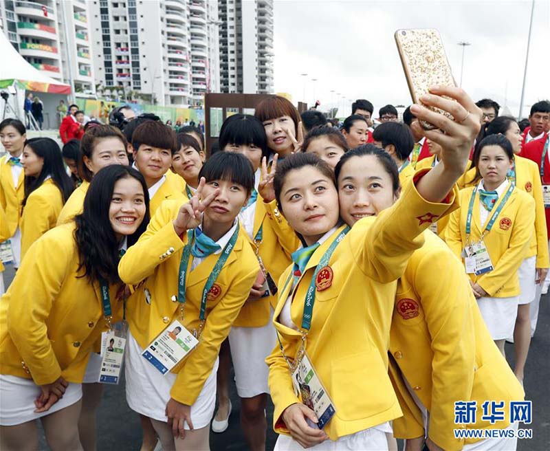 Delegação chinesa participa de cerimônia de hasteamento da bandeira na Vila Olímpica