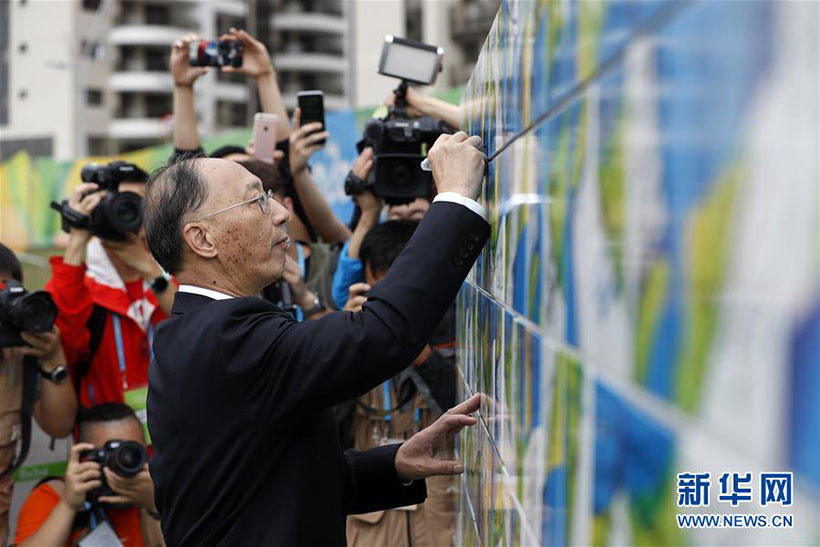 Delegação chinesa participa de cerimônia de hasteamento da bandeira na Vila Olímpica