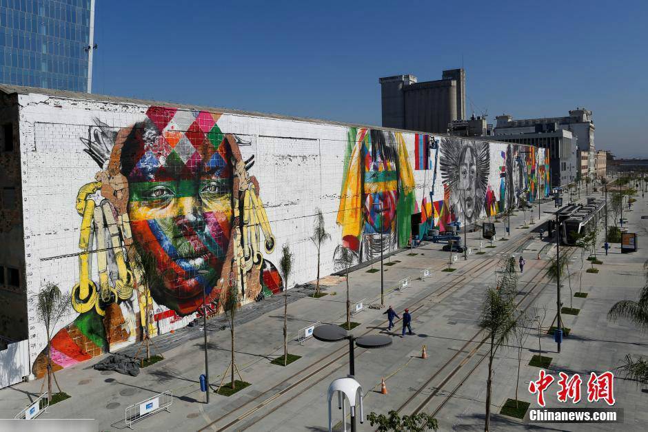 Maior mural do mundo atrai atenções no Boulevard Olímpico do Rio