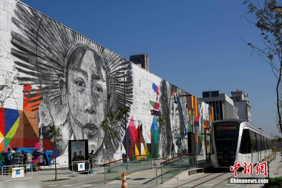 Maior mural do mundo atrai atenções no Boulevard Olímpico do Rio