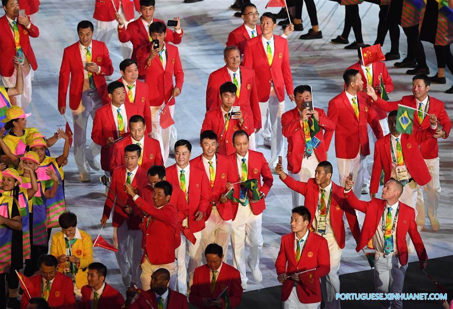Delegação chinesa entra no estádio durante a cerimônia de abertura dos Jogos Olímpicos