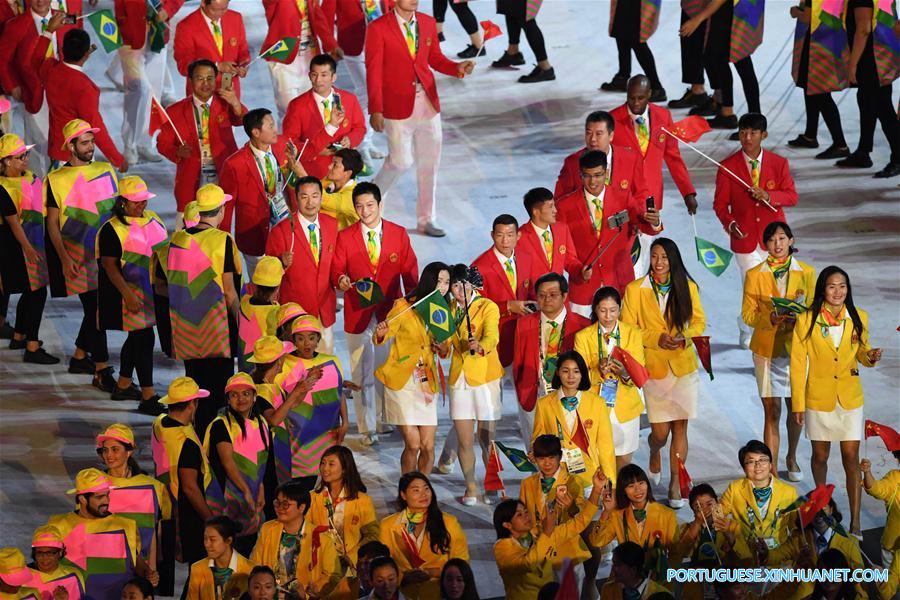 Delegação chinesa entra no estádio durante a cerimônia de abertura dos Jogos Olímpicos