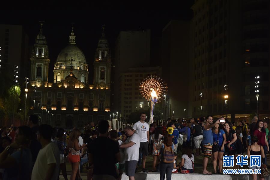 Rio 2016 estabelece pira popular no centro da Cidade