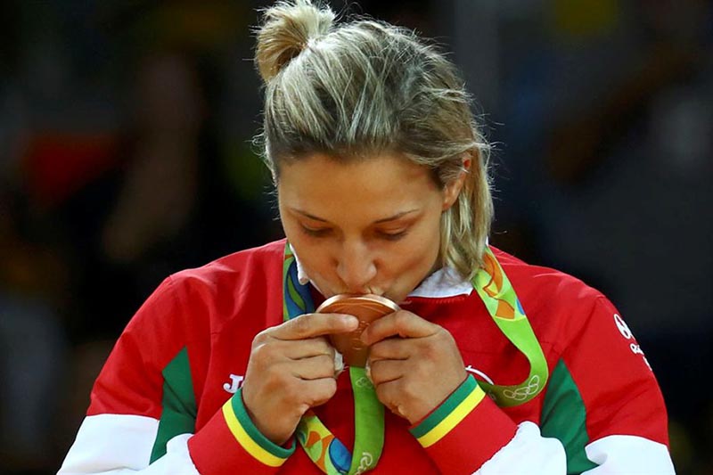 A primeira medalha olímpica de Telma Monteiro (Foto Kai Pfaffenbach /Reuters)