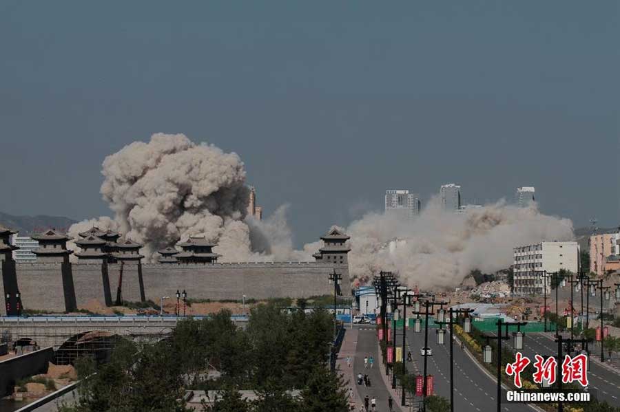 Arranha-céu de 90 metros é demolido perto da cidade antiga de Datong