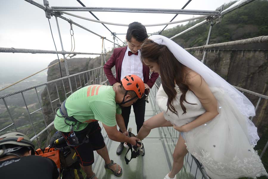 Casal se pendura no ar para celebrar o casamento