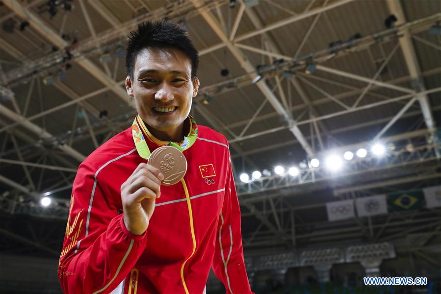Halterofilista chinesa se recupera de uma pancada na cabeça e conquista medalha de ouro