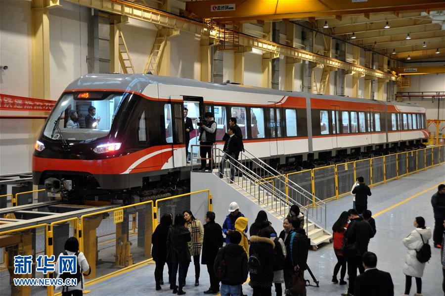 China coloca em operação metrô que poupa energia