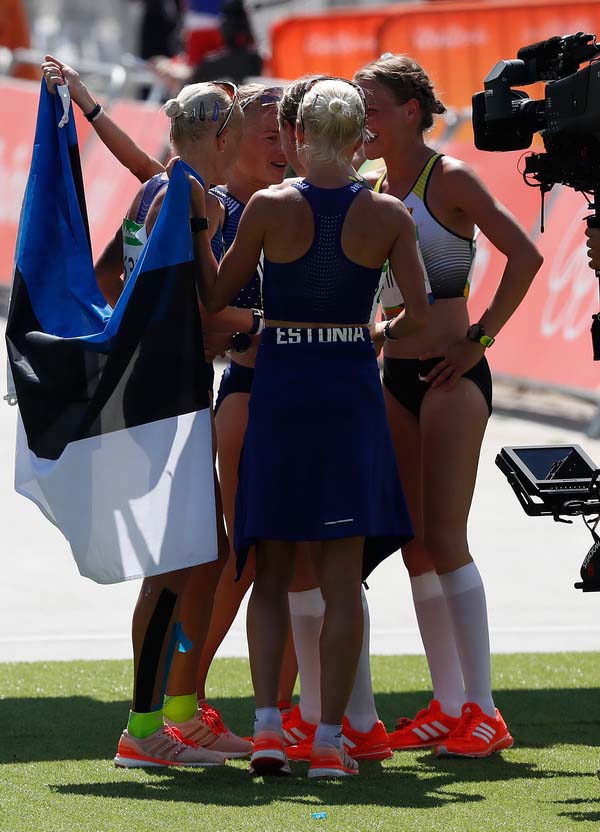 Trigêmeas da Estônia entram na história na maratona do Rio 2016