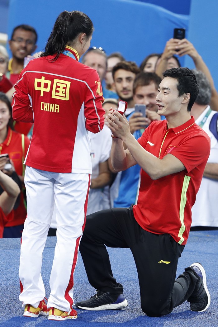 Atleta chinesa aceita pedido de casamento após cerimônia de premiação