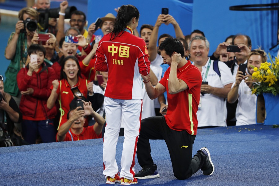 Atleta chinesa aceita pedido de casamento após cerimônia de premiação