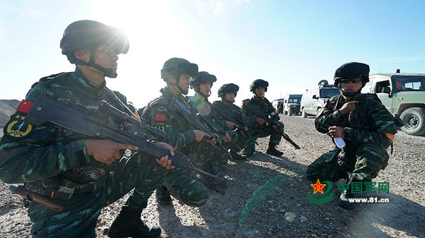 Polícia armada da China realiza exercício antiterrorismo em Xinjiang