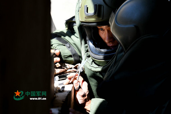 Polícia armada da China realiza exercício antiterrorismo em Xinjiang