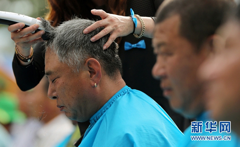 Cerca de mil sul-coreanos cortam os cabelos numa manifestação contra o THAAD