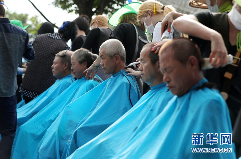 Cerca de mil sul-coreanos cortam os cabelos numa manifestação contra o THAAD