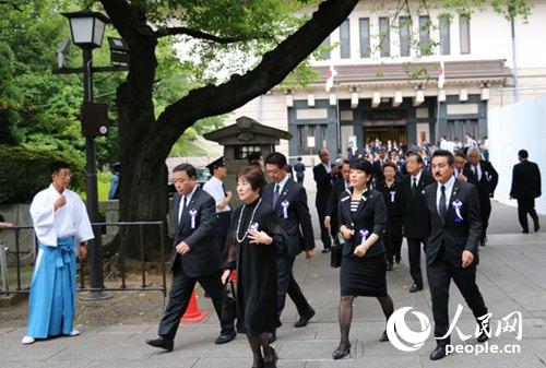 China condena visita de membros do gabinete japonês ao Santuário Yasukuni