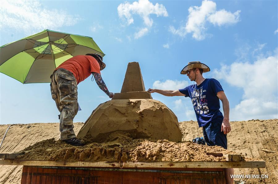 Artistas criam esculturas de areia para saudar Cúpula do G20