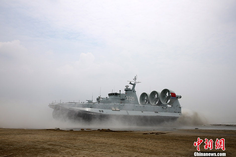Marinha chinesa usa pela primeira vez aerobarcos em exercício de desembarque