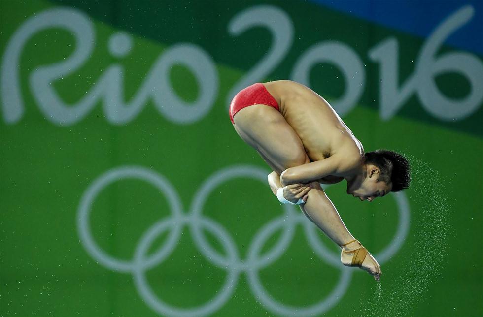 Chinês Chen Aisen é ouro nos saltos ornamentais