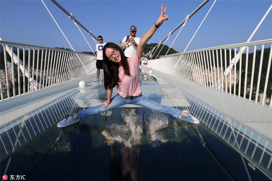China inaugura ponte de vidro mais longa e alta do mundo