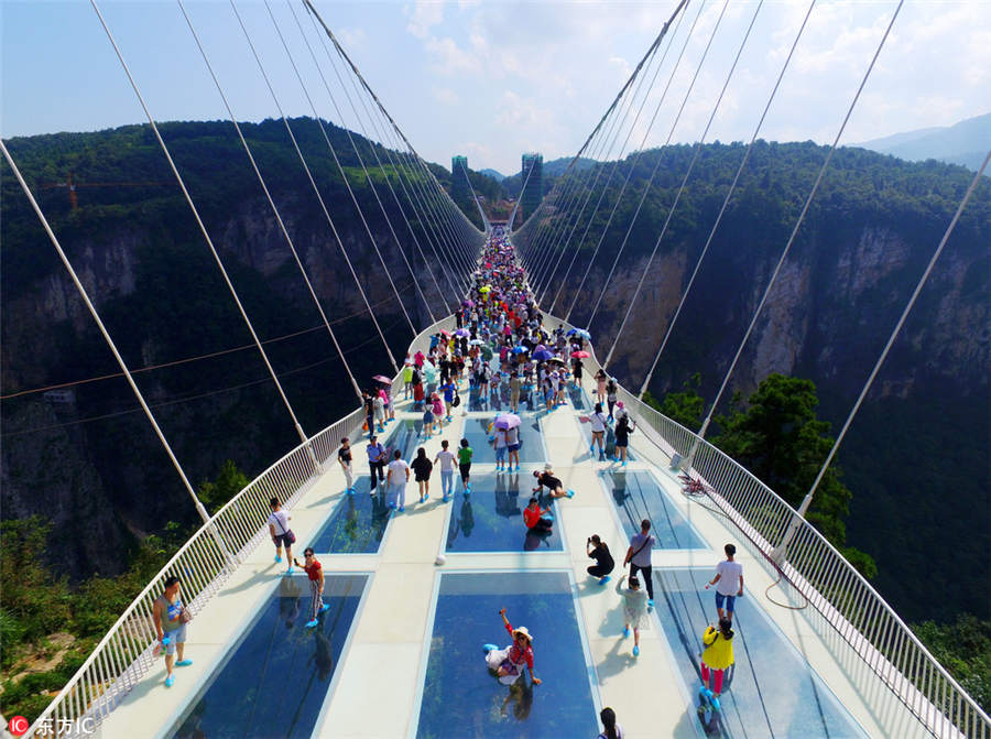 China inaugura ponte de vidro mais longa e alta do mundo