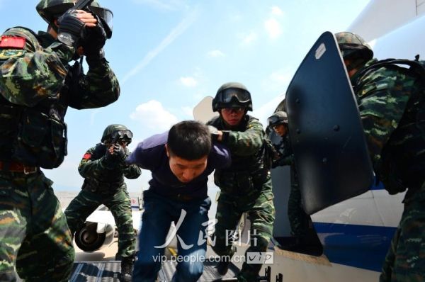 Membros da aviação civil da China realizam exercício antiterrorista