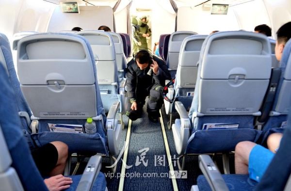 Membros da aviação civil da China realizam exercício antiterrorista