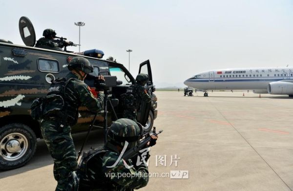 Membros da aviação civil da China realizam exercício antiterrorista