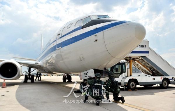 Membros da aviação civil da China realizam exercício antiterrorista